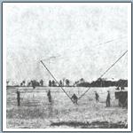 Stawianie masztu anteny stacji E-10. Po prawej wzek na ktrym przewoono anten
